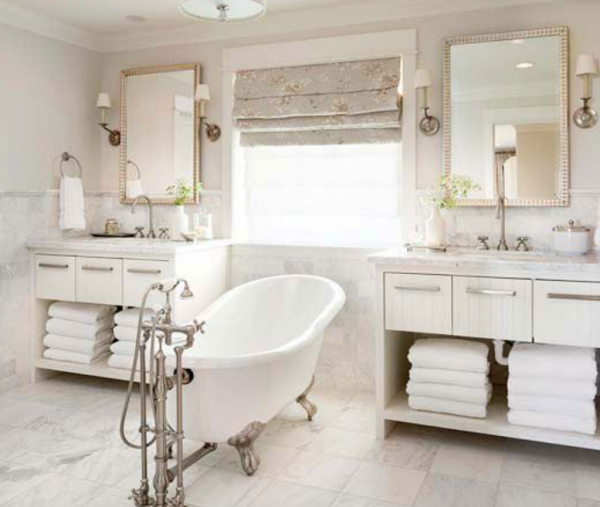 Kamar mandi dengan bak mandi kaki